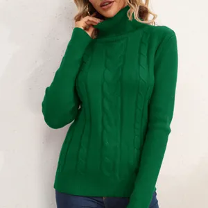 Eleganter dunkelgrüner Rollkragenpullover mit Zopfmuster für Damen und weicher Stricktextur.