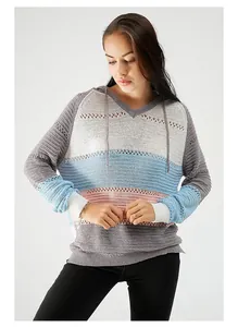 Détail d'un pull à capuche en tricot à rayures colorées et motifs ajourés