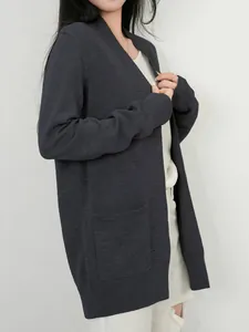 Detailweergave van gebreid damesvest met lange mouwen en handige zakken