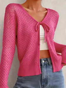Elegante cardigan in maglia traforata fucsia con dettaglio lacci per la moda donna.