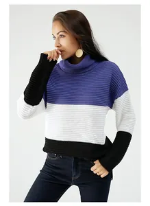 Gros plan sur le pull d'hiver à col roulé et blocs de couleurs bleu, blanc et noir