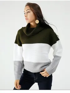 Vue détaillée d'un pull en maille à col roulé tricolore pour femme en vert, blanc et gris