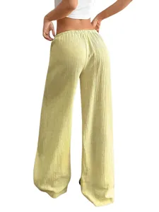 Vue arrière détaillée d'un pantalon large en coton et lin jaune montrant la texture gaufrée