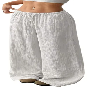 Vue détaillée d'un pantalon large en lin blanc décontracté avec cordon de serrage