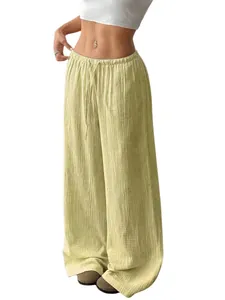 Détail du pantalon large en coton et lin avec taille élastique et cordon de serrage