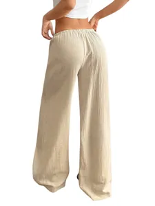 Vue détaillée arrière d'un pantalon large en coton et lin beige avec texture.