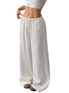 Détail de ce pantalon blanc en coton et lin à jambes larges avec cordon de serrage