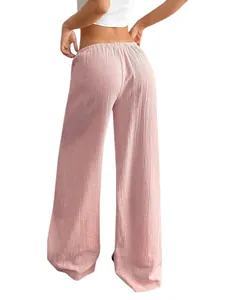 Pantalon large en coton et lin rose pâle avec une texture froissée élégante.