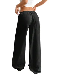 Vue arrière d'un pantalon large pour femme en coton et lin noir avec tissu texturé
