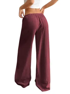 Vue arrière d'un pantalon large en coton et lin bordeaux pour femme à texture froissée