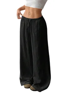 Détail du pantalon large en coton et lin noir avec taille élastique à cordon
