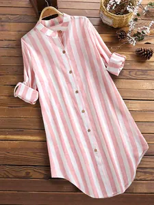 Vue détaillée d'une chemise décontractée à manches longues rayée rose et blanc