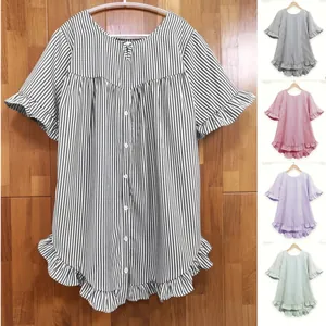 Vue détaillée d'une blouse à rayures et volants montrant plusieurs options de couleur