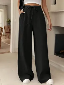 Vue détaillée du pantalon noir à jambes larges avec cordon de serrage et poches