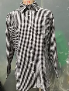 Vue détaillée du motif vichy noir et blanc sur la chemise à manches longues
