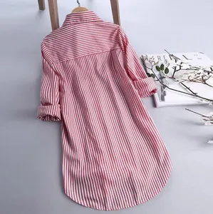 Πίσω όψη ενός casual κόκκινου και λευκού κάθετου ριγέ πουκαμίσου με μακριά μανίκια