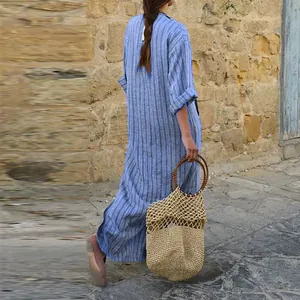 Vue arrière d'une robe longue en coton et lin à rayures bleues avec une coupe ample