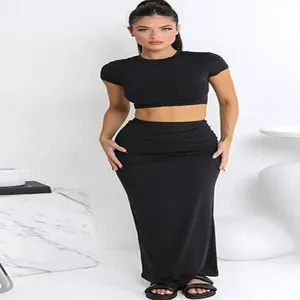 Elegantes schwarzes Set aus kurzem Oberteil und hochtailliertem Bodycon-Maxirock