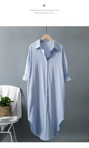 Robe chemise ample en coton et lin bleu clair avec boutons et ourlet arrondi