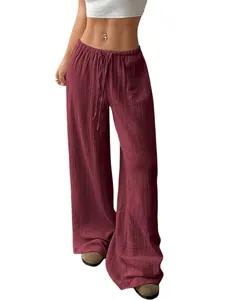 Vue détaillée d'un pantalon large en coton lin bordeaux avec tissu texturé et cordon