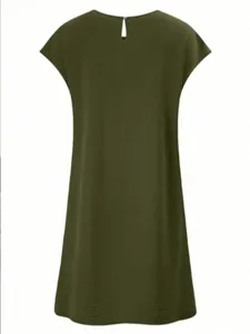 Achteraanzicht van olijfgroene casual zomerjurk met knoopsluiting en kreukeleffect