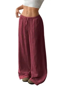 Vue détaillée du tissu en coton et lin texturé de ce pantalon large de couleur bordeaux