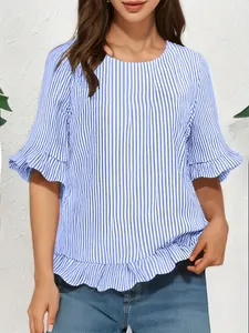Vue détaillée de la blouse à rayures bleues et blanches avec volants aux manches