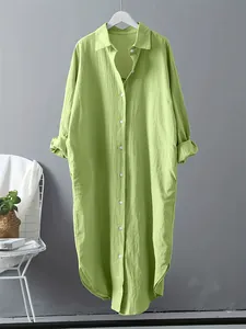 Vue détaillée d'une robe chemise longue en coton et lin vert clair très décontractée