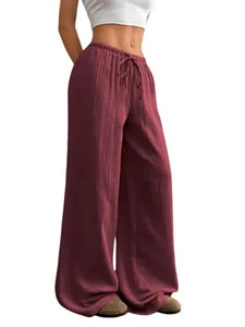 Gros plan sur un pantalon large en coton et lin rouge vin pour femme.