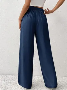 Vue arrière d'un pantalon bleu marine à taille haute et jambes larges, aspect lin