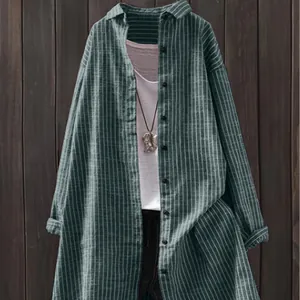 Detailansicht eines grün gestreiften Oversize-Hemdes aus Baumwollleinen mit Kette.