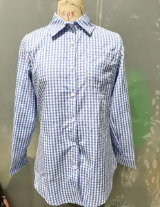 Vue détaillée d'une chemise vichy bleue et blanche à manches longues avec col à revers