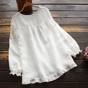 Vista trasera de blusa blanca de algodón y lino con volantes en el dobladillo y puños