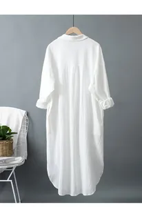 Vue arrière détaillée d'une robe chemise midi ample en coton et lin de couleur blanc pur