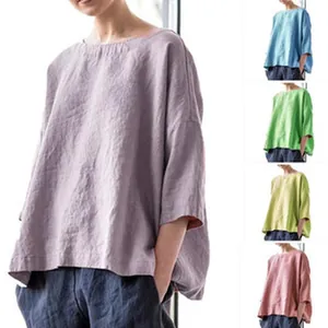 Vue détaillée montrant les variantes de couleurs de cette blouse ample en coton et lin
