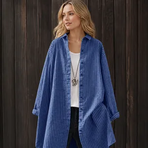 Oversized blau gestreiftes Leinenhemd über einem weißen Tanktop und einer Kette, Detailansicht.