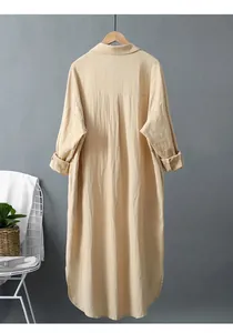 Vue arrière d'une longue chemise en lin beige ample au design minimaliste