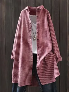 Detailansicht des rosa gestreiften Damen-Leinenhemds mit weißem T-Shirt und blauer Jeans