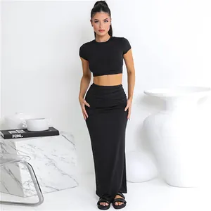 Modisches schwarzes zweiteiliges Set mit kurzem Crop-Top und langem Rock mit hoher Taille.