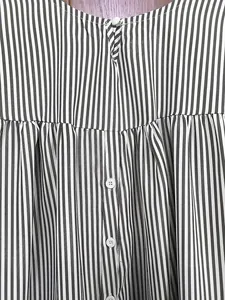 Vue détaillée d'une chemise décontractée à rayures avec fermeture à bouton au dos