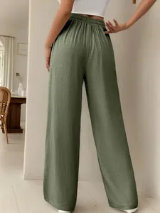 Vue arrière d'un pantalon large à taille haute vert olive avec un drapé fluide