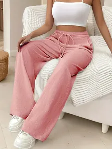 Vue détaillée du pantalon large rose à taille haute et cordon de serrage