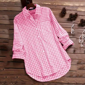 Rosa-weiß kariertes Langarm-Button-Down-Hemd mit Brusttaschendetail für Damen.