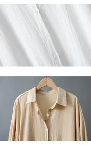 Détail de la texture en coton et lin respirant et design du col de chemise classique