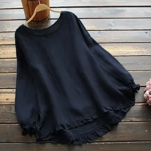 Detalle de la blusa de lino y algodón azul marino con dobladillo y puños con volantes.