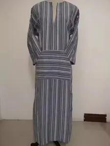 Vue détaillée d'une robe longue ample à rayures en coton et lin avec poche frontale