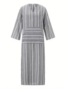 Gros plan sur le tissu en coton et lin et les rayures de cette robe longue ample avec poche