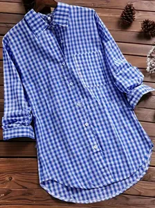 Detailansicht eines blau-weiß karierten Freizeithemdes mit Revers und Tasche