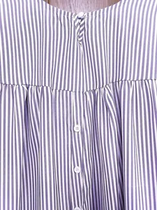 Détail d'un chemisier à rayures violettes et blanches avec bouton au dos et plis