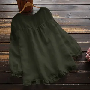 Vista posterior detallada de una blusa holgada de algodón y lino verde oscuro con volantes